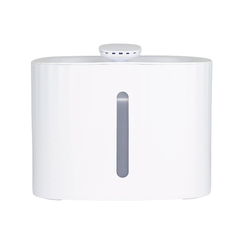 Fântână de apă tăcută vizibilă pe timp de noapte